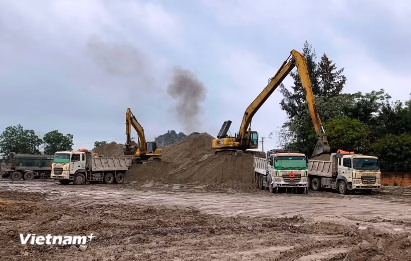 Nguồn vật liệu cát đắp nền đường của Dự án cao tốc Châu Đốc-Cần Thơ-Sóc Trăng vẫn thiếu cho nhà thầu thi công. (Ảnh: Việt Hùng/Vietnam+)