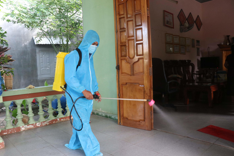 Nhân viên y tế tổ chức phun thuốc khử trùng tại buôn Diêo, xã Bông Krang, huyện Lắk, tỉnh Đắk Lắk. (Ảnh: Nguyễn Tuấn Anh/TTXVN)