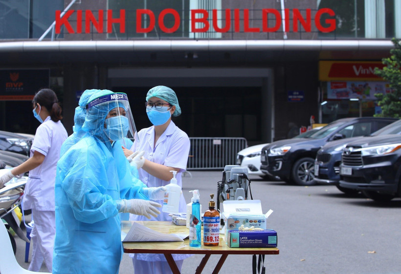 Lực lượng y tế túc trực tại 93 Lò Đúc sáng 18/7/2021. (Ảnh: Hoàng Hiếu/TTXVN)