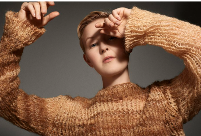 Chiếc áo len dệt từ tóc người. (Ảnh: CNN)