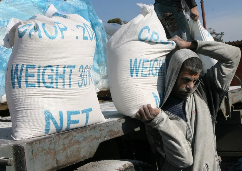 Người dân Palestine nhận lương thực viện trợ nhân đạo tại trại tị nạn ở Rafah, miền Nam Dải Gaza, giáp giới với Ai Cập. (Ảnh: AFP/TTXVN)