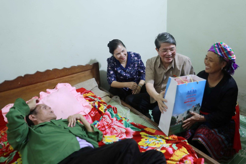 Phó Chủ tịch Quốc hội Nguyễn Đức Hải cùng Bí thư Tỉnh ủy Lai Châu Giàng Páo Mỷ thăm, tặng quà gia đình thương binh Lý A Hù (bản Lùng Trù Hồ Pên, xã Tả Lèng, huyện Tam Đường). (Ảnh: Quý Trung/TTXVN)