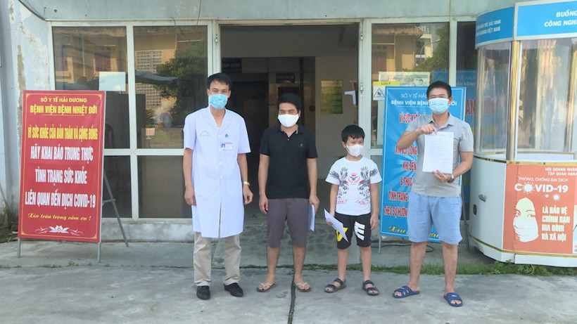 Trao giấy chứng nhận khỏi bệnh cho các bệnh nhân mắc COVID-19 tại Hải Dương ngày 30/9. (Ảnh: TTXVN phát)