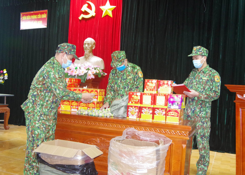 Lực lượng biên phòng kiểm kê số pháo nổ bị thu giữ. (Ảnh: Quang Duy/TTXVN)