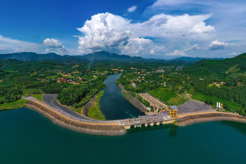 Vào lúc 19h ngày 4/8, Công ty Cổ phần Thủy điện Thác Bà bắt đầu mở 1 cửa xả lũ qua đập tràn. (Ảnh: TTXVN phát)