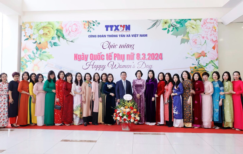 Tổng Giám đốc TTXVN Vũ Việt Trang (giữa) chụp ảnh lưu niệm cùng các nữ công đoàn viên TTXVN. (Nguồn: TTXVN)