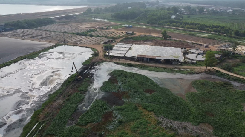 Xe cơ giới của Công ty Công ty Trách nhiệm hữu nông sản quốc tế Hiệp Phát múc nước thải từ bể không chống thấm, đổ ra đất nông nghiệp phía sau nhà máy. (Ảnh: Minh Phú/TTXVN)