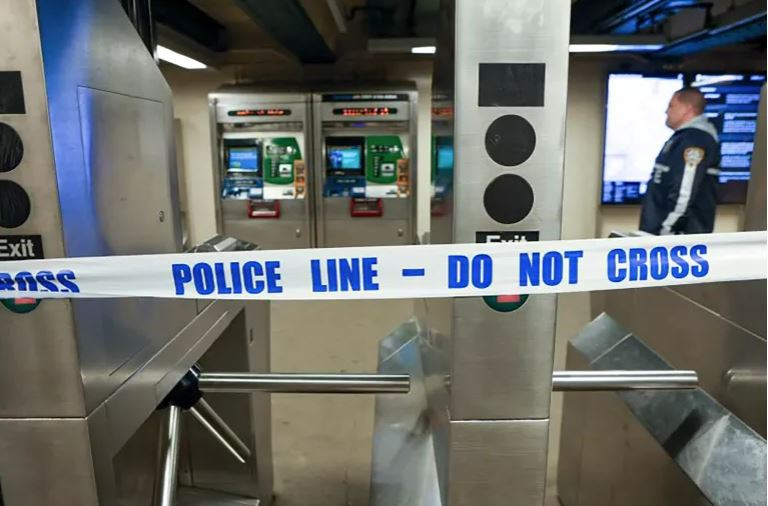 Bạo lực súng đạn phổ biến ở Mỹ hơn so với các nước phát triển khác. (Ảnh: AP)