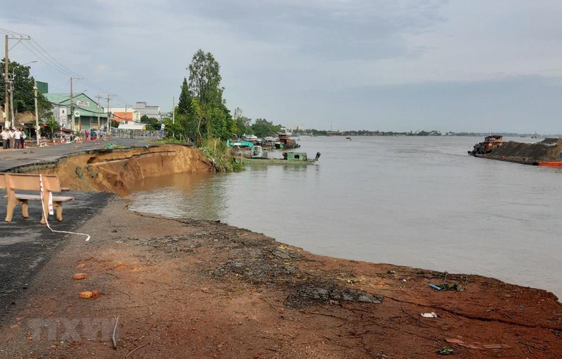 Quốc lộ 91 đoạn đi qua ấp Bình Tân, xã Bình Mỹ, huyện Châu Phú, tỉnh An Giang xuất hiện vết rạn nứt và sạt lở nửa đường xuống Sông Hậu. (Ảnh: Công Mạo/TTXVN)
