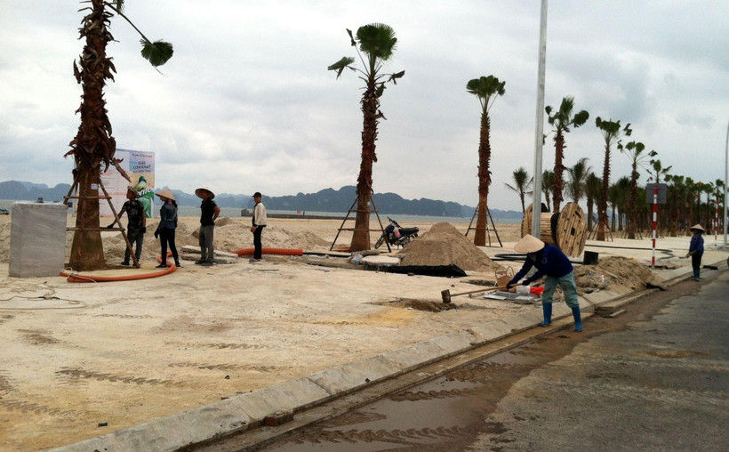 Đường bao biển và bãi tắm công cộng Bãi Cháy mới dài 3,7km gấp đôi so với trước. (Ảnh: Văn Đức/TTXVN)