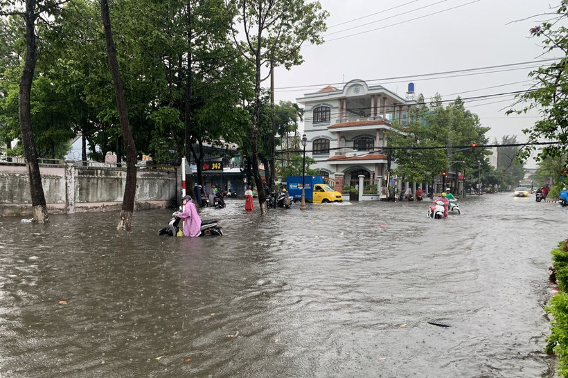 Khu vực gần ngã 4 Phạm Hùng-Lạc Hồng bị ngập sâu làm chết máy nhiều phương tiện giao thông. (Ảnh: Văn Sĩ/TTXVN)