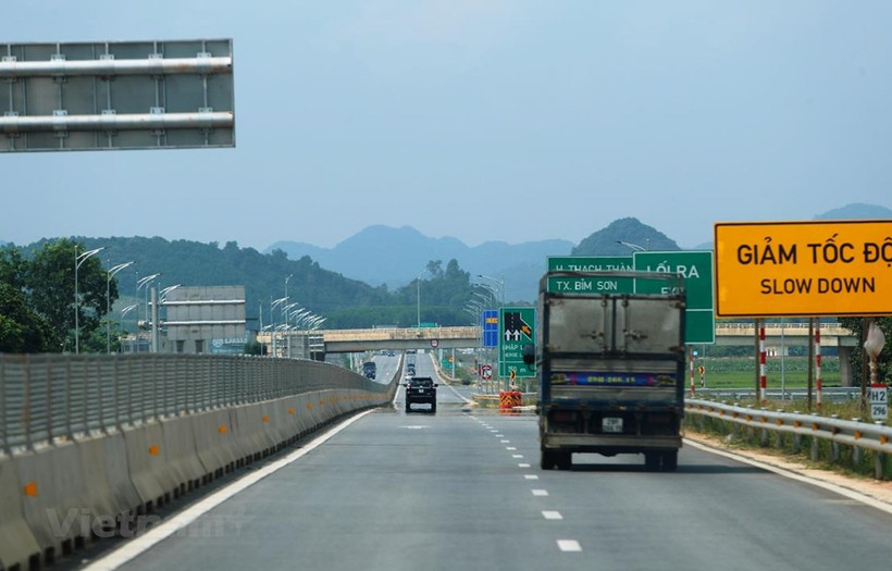 Phương tiện lưu thông trên đoạn tuyến cao tốc Bắc-Nam phía Đông. (Ảnh: Việt Hùng/Vietnam+)