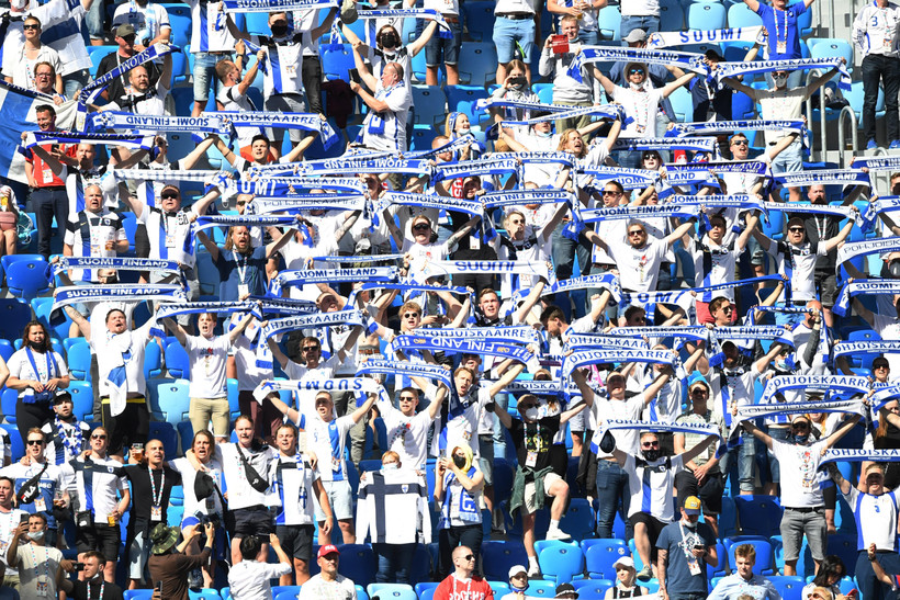 Cổ động viên Phần Lan cổ vũ cho đội nhà trong trận gặp đội tuyển Nga tại vòng chung kết Giải vô địch bóng đá châu Âu (EURO) 2020 diễn ra trên sân Saint Petersburg, Nga, ngày 16/6/2021. (Ảnh: AFP/TTXVN)