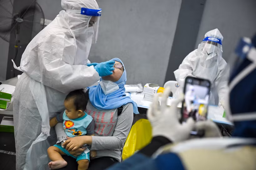Một điểm xét nghiệm COVID-19 tại Shah Alam, ngoại ô Kuala Lumpur, Malaysia. (Ảnh: AFP/TTXVN)