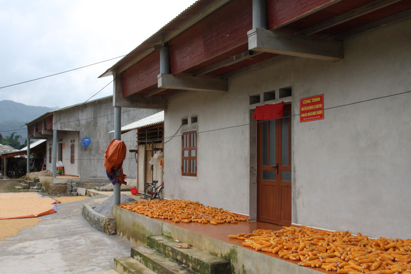 Những ngôi nhà mới xây khang trang của các gia đình bị thiệt hại nặng trong cơn lũ lịch sử quét qua thôn năm 2018. (Ảnh: Nguyễn Chiến/TTXVN)