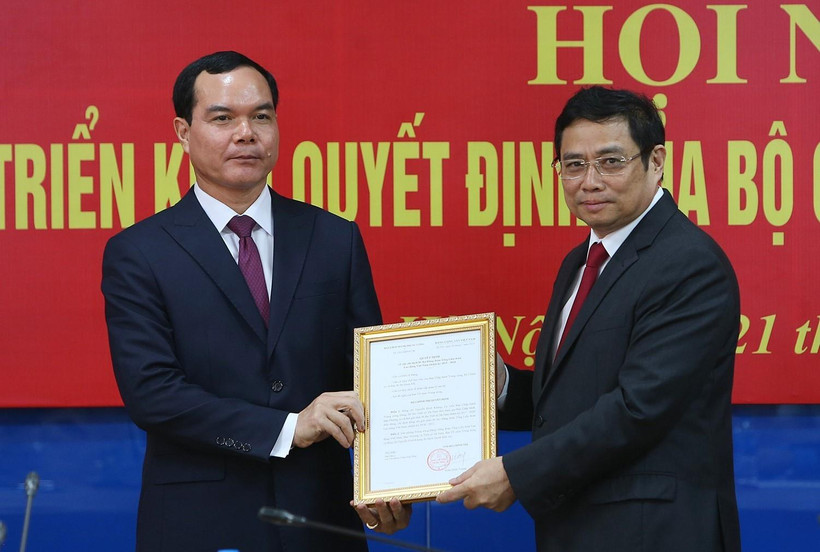 Đồng chí Phạm Minh Chính trao Quyết định của Ban Chấp hành Trung ương cho đồng chí Nguyễn Đình Khang. (Ảnh: Dương Giang/TTXVN)