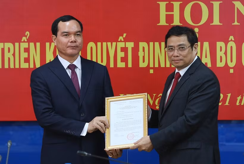 Đồng chí Phạm Minh Chính trao Quyết định của Ban Chấp hành Trung ương cho đồng chí Nguyễn Đình Khang. (Ảnh: Dương Giang/TTXVN)