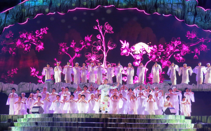 Chương trình nghệ thuật khai mạc Lễ hội mang chủ đề Quảng Bình - Bí ẩn bất tận. (Ảnh: Võ Dung/TTXVN)