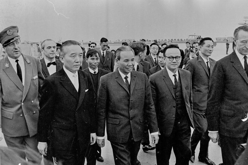 Bộ trưởng Xuân Thủy, Trưởng đoàn đại biểu Chính phủ Việt Nam Dân chủ Cộng hòa đến thủ đô Paris (Pháp), tiến hành cuộc đàm phán chính thức với Chính phủ Hoa Kỳ, ngày 9/5/1968. (Ảnh: Văn Lượng/TTXVN)