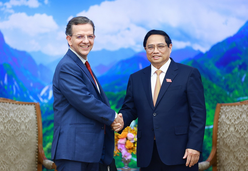 Thủ tướng Phạm Minh Chính tiếp Ông Paulo Medas, Trưởng đoàn tham vấn và giám sát kinh tế vĩ mô Việt Nam của Quỹ Tiền tệ Quốc tế (IMF). (Ảnh: Dương Giang/ TTXVN)