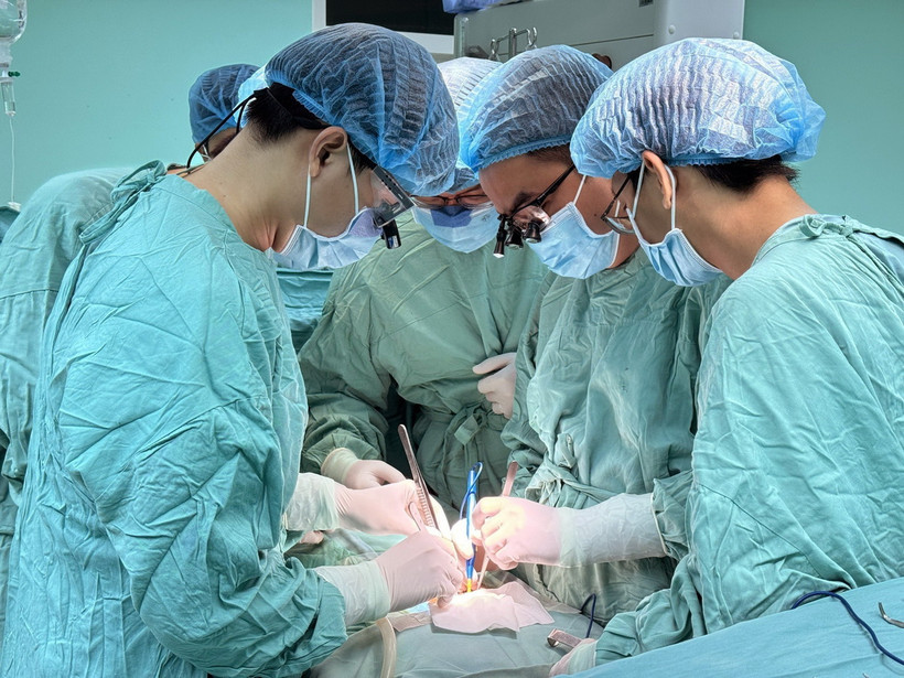Bệnh viện Đa khoa tỉnh Phú Thọ tiến hành ca phẫu thuật lấy tạng của người hiến sau khi chết não và chuyển vào Bệnh viện Trung ương Huế để ghép cho 2 người bệnh suy thận. (Ảnh: TTXVN phát)