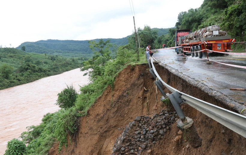 Một điểm sạt lở nghiêm trọng bên Quốc lộ 9. (Ảnh minh họa: Nguyên Lý-/TTXVN)
