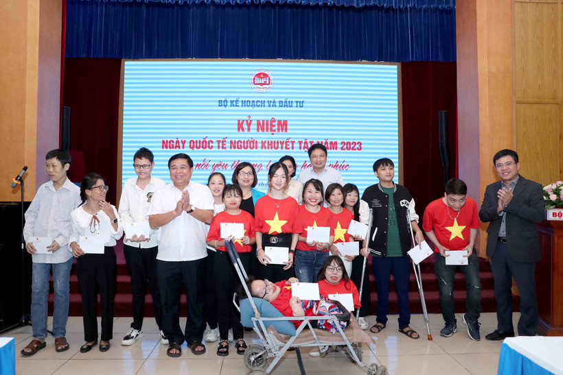 Chương trình míttinh với chủ đề “Kết nối yêu thương, lan tỏa hạnh phúc” cho nhóm yếu thế là người khuyết tật, do Bộ Kế hoạch và Đầu tư tổ chức ngày 28/11. (Ảnh: Vietnam+)