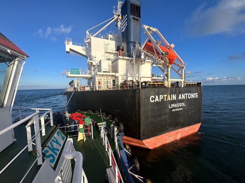 Tàu Captain Antonis được cứu hộ. (Ảnh: TTXVN phát)