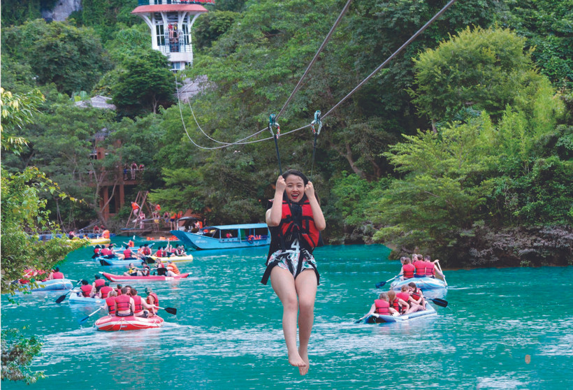 Du khách trải nghiệm các trò chơi tại Khu du lịch Sông Chày-Hang tối (Vườn Quốc gia Phong Nha-Kẻ Bàng). (Ảnh: TTXVN phát)