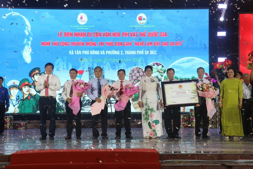 Lãnh đạo thành phố Sa Đéc nhận chứng nhận Di sản Văn hóa phi vật thể Quốc gia Nghề thủ công truyền thống, Tri thức dân gian “Nghề làm bột gạo Sa Đéc.”(Ảnh: Nguyễn Văn Trí/TTXVN)