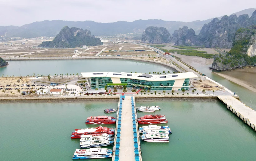 Tại cảng tàu khách quốc tế Ao Tiên, du khách được vận động để lại rác thải nhựa (chai lọ, cốc, túi nilon) ngay tại khu vực tập kết tại các cổng xuất bến ra đảo Vân Đồn .(Ảnh: TTXVN phát)
