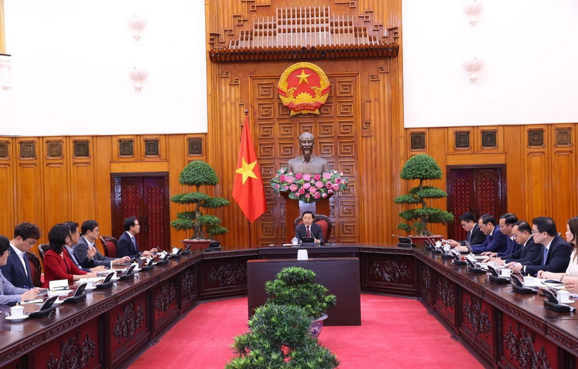 Phó Thủ tướng Trần Hồng Hà tiếp Tổng Giám đốc Tổ hợp Samsung Việt Nam Choi Joo Ho. (Ảnh: Văn Điệp/TTXVN)