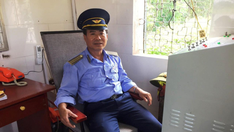 Anh Chu Văn Đại, nhân viên Cung cầu Cẩm Lý, Công ty Cổ phần Đường sắt Hà Lạng đã kịp nhảy xuống và bơi ra giữa dòng sông cứu nạn nhân bị ngã xuống Sông Lục Nam và đưa vào bờ an toàn. (Ảnh: CTV/Vietnam+)