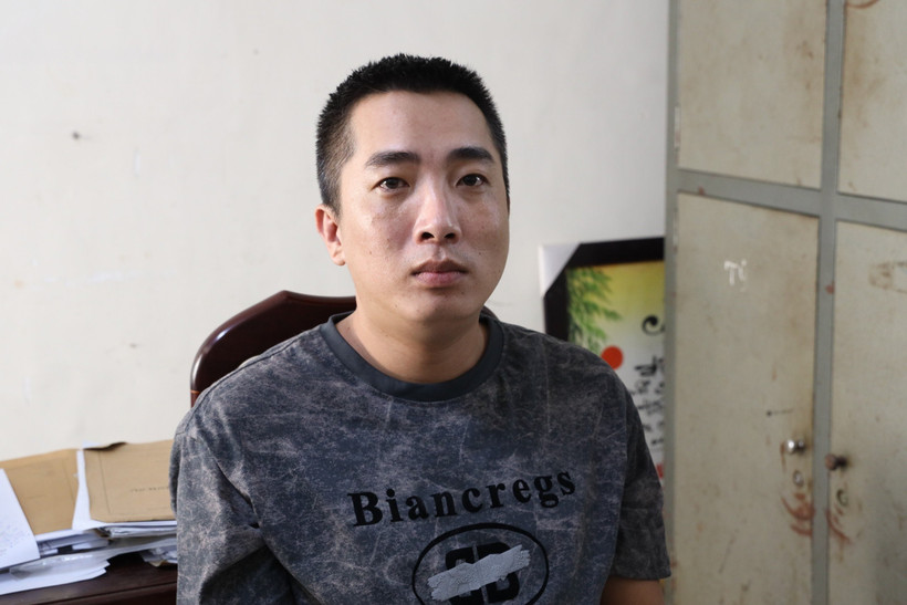 Đối tượng Trần Đăng Khoa bị bắt giữ tại cơ quan Công an. (Ảnh: TTXVN phát)