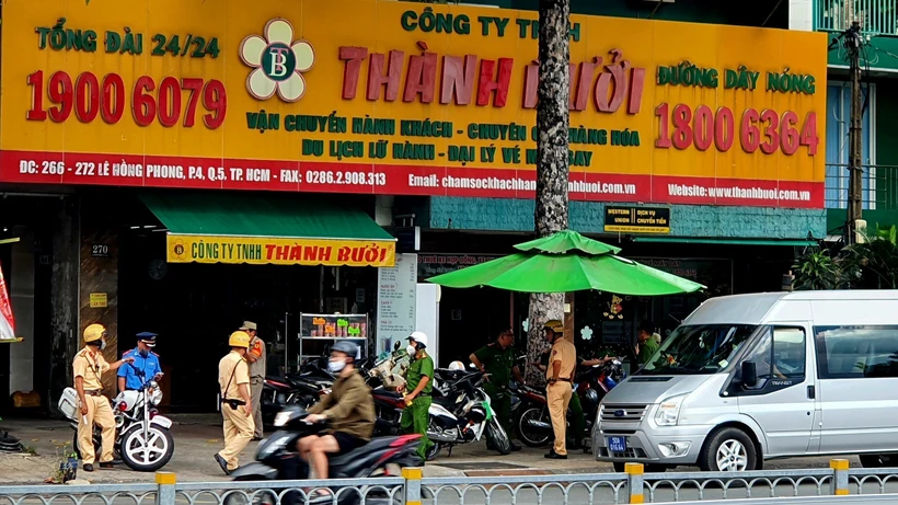 Công an kiểm tra trụ sở Công ty Thành Bưởi. (Ảnh: Thành Chung/TTXVN)