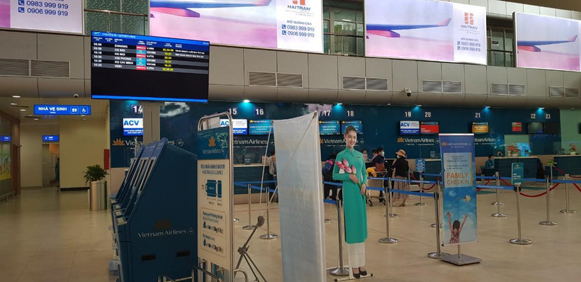 Thông tin chuyến bay đươc hiển thị trên các màn hình (FIDS) tại nhà ga quốc nội, Cảng hàng không Quốc tế Cam Ranh ngày 4/11. (Nguồn: Phan Sáu/Vietnam+)