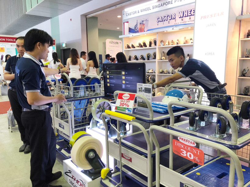 Khách tham quan các gian hàng tại triển lãm MTA Vietnam 2019. (Ảnh: Mỹ Phương/TTXVN)