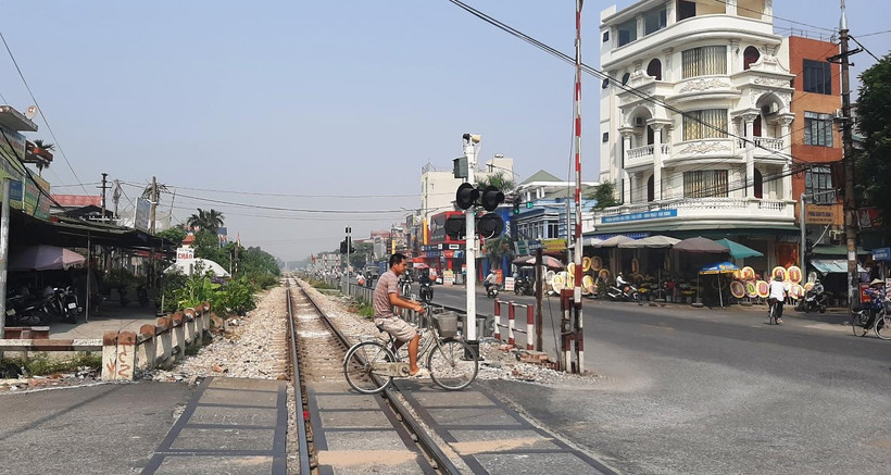 Những đường ngang có biển báo đã được Tổng công ty Đường sắt nâng cấp thành đường ngang cảnh báo tự động. (Ảnh: Việt Hùng/Vietnam+)