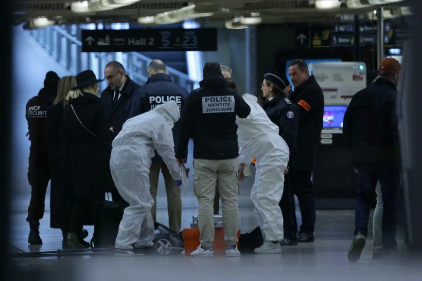 Cảnh sát điều tra tại hiện trường vụ tấn công bằng dao ở nhà ga Gare de Lyon, Paris, Pháp, ngày 3/2/2024. (Nguồn: AFP/TTXVN)