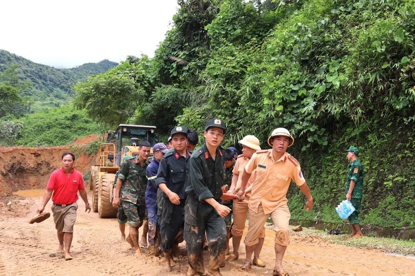 Huy động phương tiện gấp rút đào bới, tìm kiếm nạn nhân bị vùi lấp. (Ảnh: Đức Thọ/TTXVN)