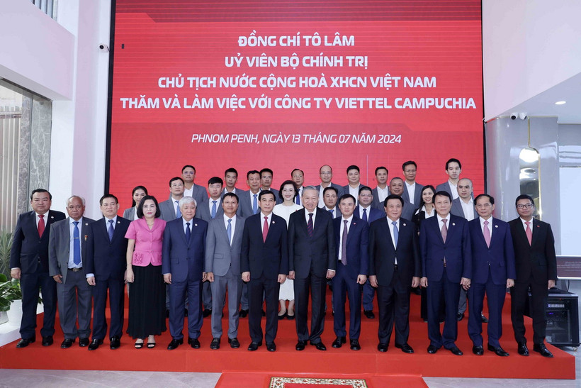 Chủ tịch nước Tô Lâm với cán bộ, nhân viên Công ty Viettel Cambodia (Metfone). (Ảnh: Nhan Sáng/TTXVN)