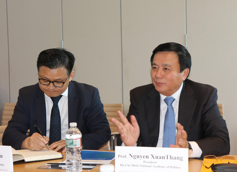 Ông Nguyễn Xuân Thắng (phải) trao đổi với các lãnh đạo, học giả của Đại học Havard. (Ảnh: Hoài Thành/TTXVN)