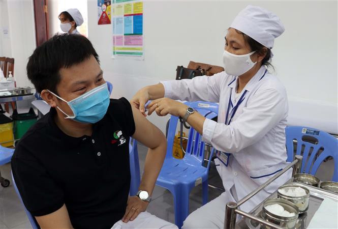 Các y, bác sỹ Bệnh viện Đa khoa tỉnh Ninh Thuận tiêm vaccine phòng COVID-19 cho đối tượng ưu tiên. (Ảnh: Công Thử/TTXVN)