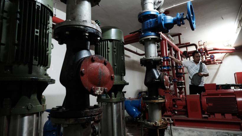 Hệ thống chữa cháy tự động dưới tầng hầm của chung cư Sông Đà Nha Trang cũng gặp vấn đề do lâu ngày không được bảo trì. (Ảnh: Nguyễn Dũng/TTXVN)