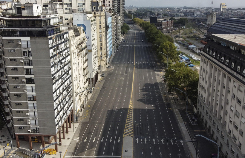 Cảnh vắng vẻ trên đường phố tại Buenos Aires, Argentina trong bối cảnh dịch COVID-19 lan rộng. (Ảnh: AFP/TTXVN)