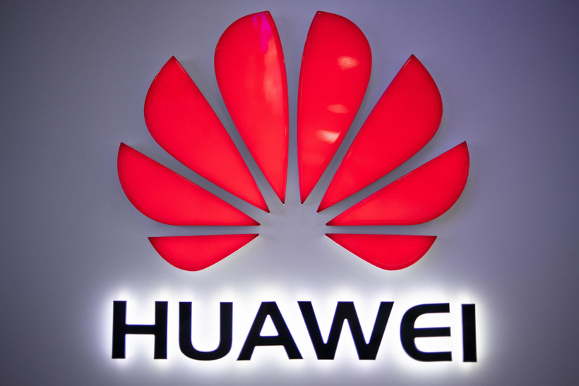 Biểu tượng của Tập đoàn Huawei tại một cửa hàng ở Bắc Kinh, Trung Quốc. (Ảnh: AFP/TTXVN)