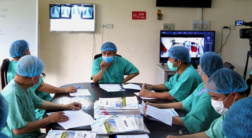 Các bác sỹ hội chẩn hàng ngày về tình trạng các bệnh nhân. (Ảnh: Tường Vi/TTXVN)