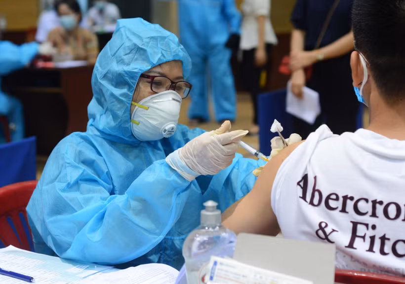 Nhân viên y tế tiêm vaccine phòng COVID-19 cho người dân tại Đà Nẵng. (Ảnh: Văn Dũng/TTXVN)