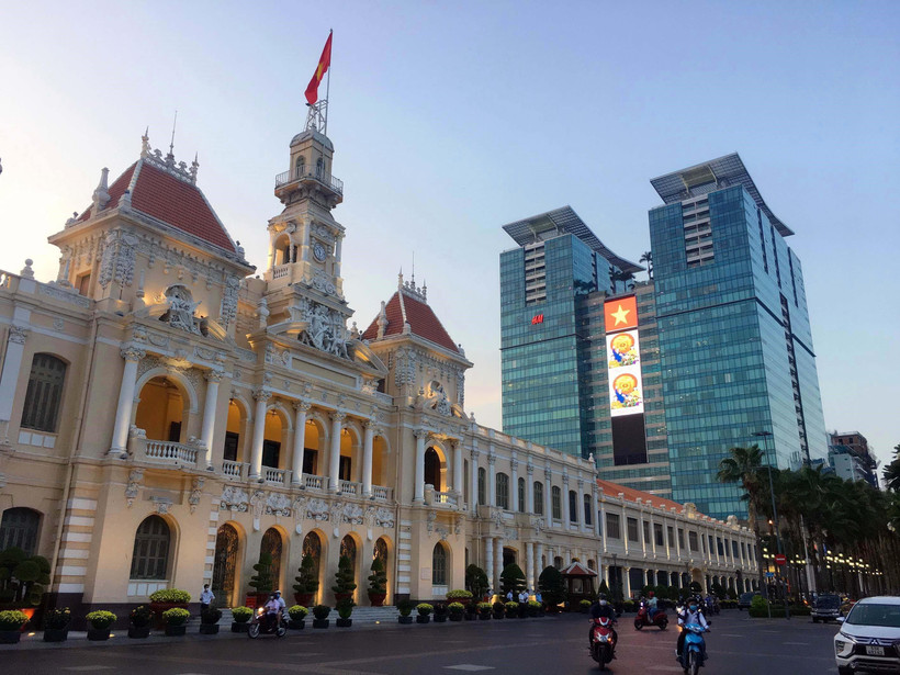 Bảng đèn led điện tử tuyên truyền về bầu cử tại toàn nhà Vincom Center, đường Đồng Khởi, Quận 1. (Ảnh: Thanh Vũ/TTXVN)