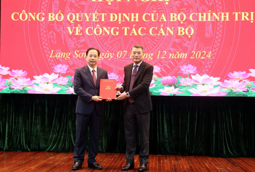 Trao Quyết định của Bộ Chính trị chuẩn y ông Hoàng Văn Nghiệm giữ chức Bí thư Tỉnh ủy Lạng Sơn, nhiệm kỳ 2020- 2025. (Ảnh: Văn Đạt/TTXVN)